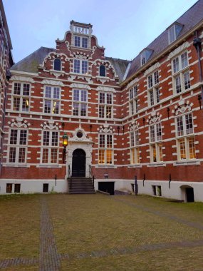 Amsterdam 'daki bir üniversite binasının iç avlusunda Holland' daki klasik kırmızı tuğlalarla inşa edilmiş.