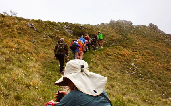 Modern Group Excursion Bristling Hills Apuan Alps Cold Day Pasquilio — Stock Photo, Image