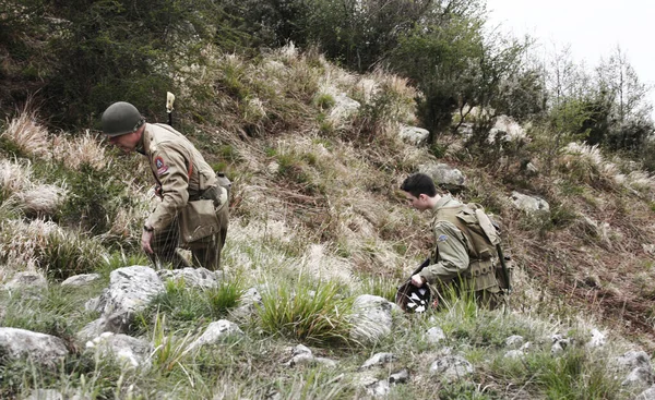 Amerykańscy Żołnierze Walczą Froncie Wspinając Się Strome Zielone Góry Alp — Zdjęcie stockowe