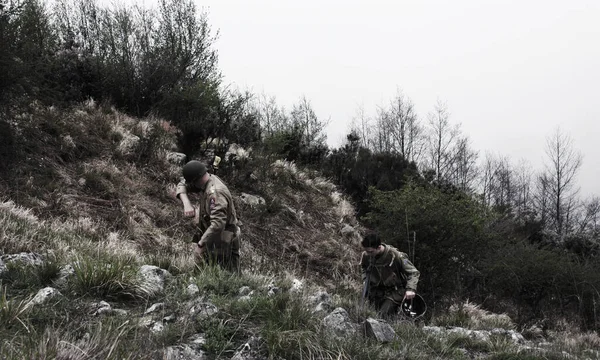 American Soldiers Fight Front Climbing Steep Green Wild Mountains Apuan — Stock Photo, Image