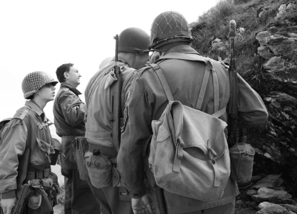 身着战壕制服的美国同盟国士兵在哥特式防线沿线与德国敌人战斗 历史重演 — 图库照片