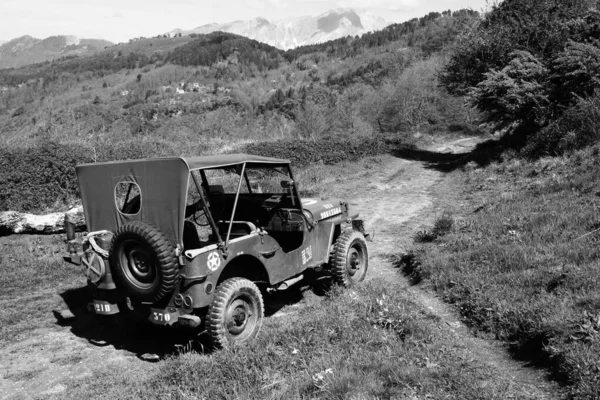 トスカーナのゴシック線の道に第二次世界大戦のアメリカ軍ジープ — ストック写真
