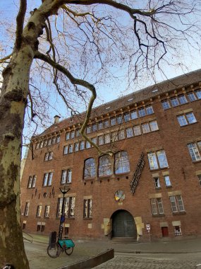 Hollanda 'daki Rotterdam' ın dışından görülen kırmızı tuğlalarla inşa edilmiş üniversite binası