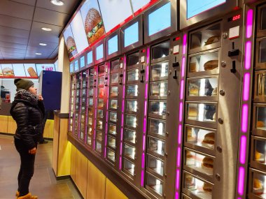 Amsterdam 'da sandviç ve fast food otomatı.