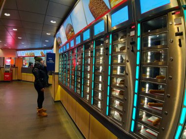 Amsterdam 'da sandviç ve fast food otomatı.