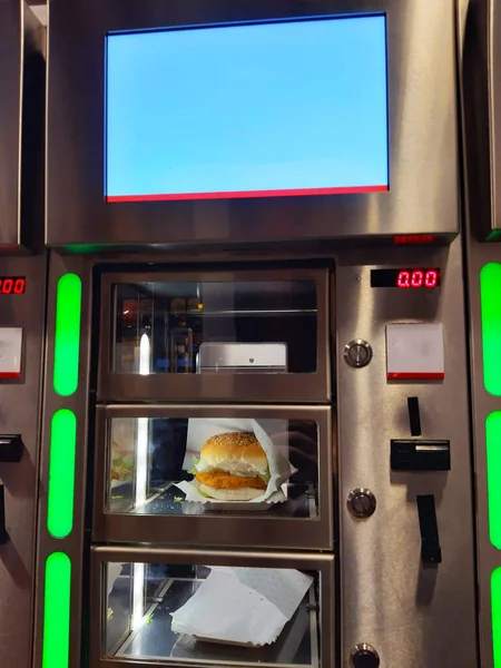 Amsterdam 'da sandviç ve fast food otomatı.