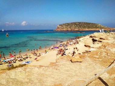 İbiza 'da yaz turizmi, İspanya' da tatil için balear adalarının en güzel sahillerinden birinde.