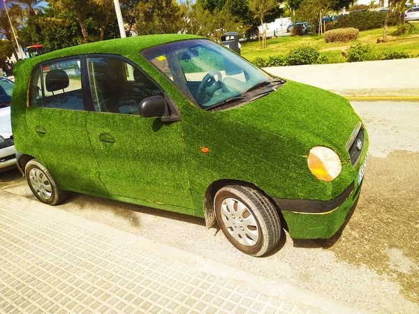 Carro Coberto Inteiramente Com Uma Camada Verde Grama Sintética Estacionada — Fotografia de Stock
