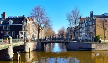 Hollanda 'da güneş alan binalar arasındaki Ambülans' ın kanal sularında normal günlük yaşam.