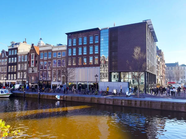 Vida Cotidiana Normal Las Aguas Del Canal Amsterdam Entre Los — Foto de Stock