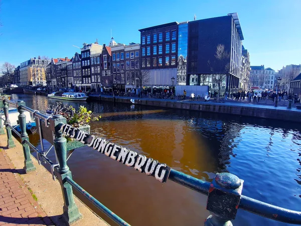 Normales Tägliches Leben Kanalwasser Von Amsterdam Zwischen Gebäuden Der Sonne — Stockfoto