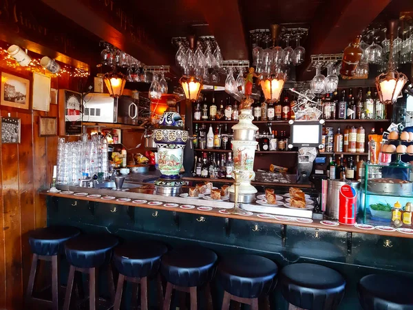 Amsterdam 'da eski moda ahşap bira barı.