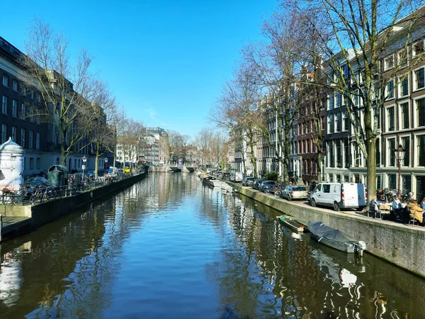Běžný Každodenní Život Kanálových Vodách Amsterdamu Mezi Budovami Slunci Podzemí — Stock fotografie