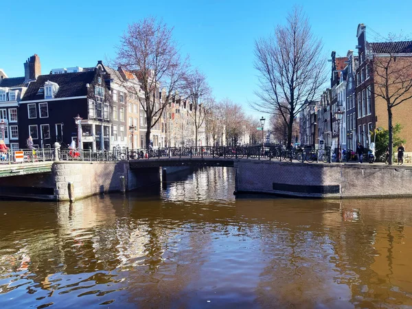 Normales Tägliches Leben Kanalwasser Von Amsterdam Zwischen Gebäuden Der Sonne — Stockfoto