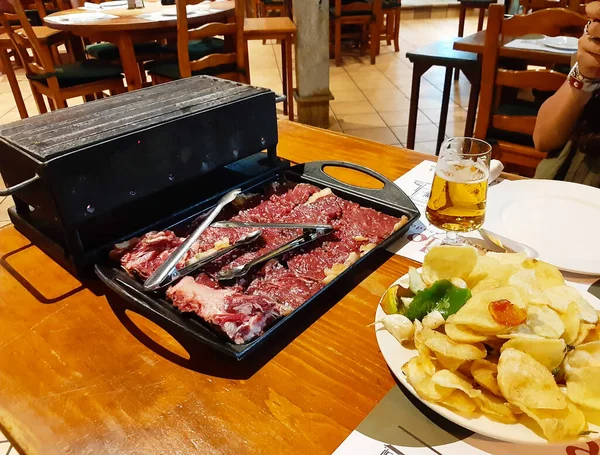 Grandes Partes Carne Boi Vermelha Com Gordura Polvilhada Com Sal — Fotografia de Stock