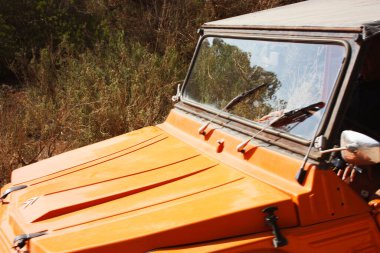 Eski tozlu bir cipin kaputu ya da arka kısmı arazi araçları için.