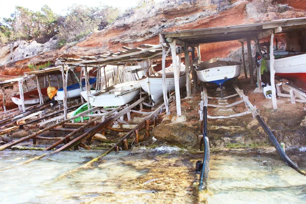 典型的海上渔民小屋建在岩石上 木制渔船停泊在岩石上 — 图库照片