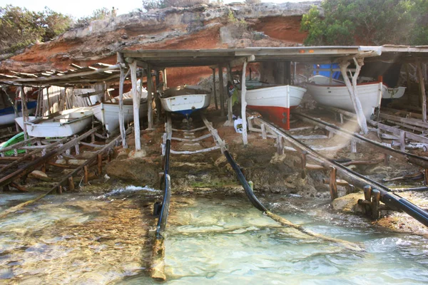 Típicas Cabañas Pescadores Marítimos Construidas Sobre Las Rocas Barcos Pesqueros — Foto de Stock