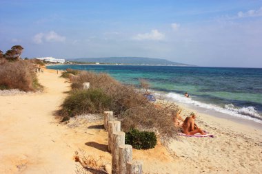 Mavi deniz ve Formentera 'nın güzel plajları kurak balearic doğayla çevrili.