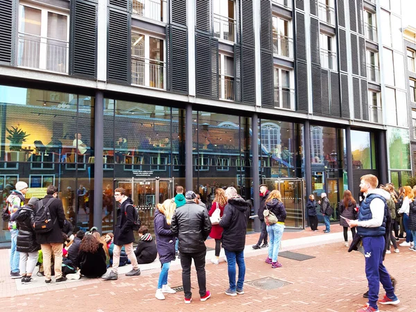 Kültürlü turist kalabalığı kışın Hollanda 'daki Anna Frank ev binası ve Amsterdam müzesini ziyaret etmek için sıraya giriyor.
