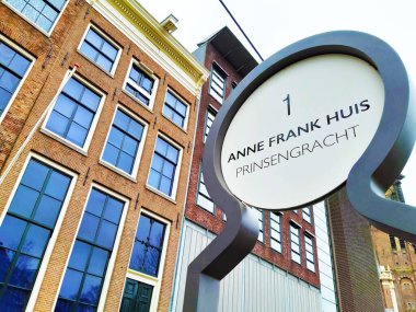 Anne Frank 'in evinin Amsterdam' da olduğunu gösteren bir işaret.