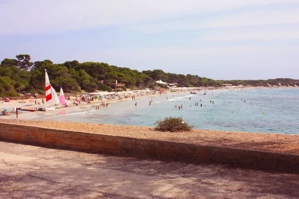 İbiza 'nın gök mavisi denizinin kıyılarından İspanyol turizminin ünlü kumlu körfezindeki ünlü tuzluklara..