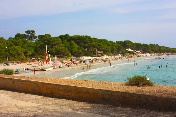 İbiza 'nın gök mavisi denizinin kıyılarından İspanyol turizminin ünlü kumlu körfezindeki ünlü tuzluklara..