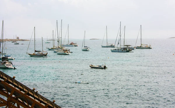 Segelbåtar Och Yachter Blötläggning Vågorna Medelhavet Ibiza — Stockfoto