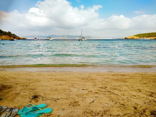 Bellissimo Mare Limpido Della Spiaggia Cala Bassa Ibiza Spagna — Foto Stock