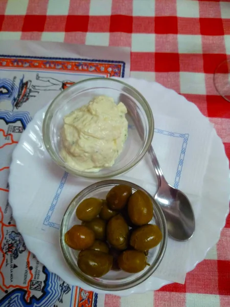 Knoblauch Alioli Sauce Und Mayonnaise Und Grüne Oliven Auf Einem — Stockfoto
