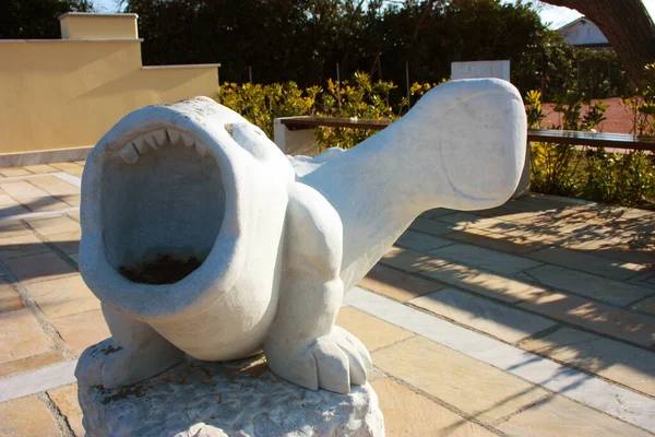 Странная Статуя Белом Мраморе Изображает Толстую Рыбу Широко Раскрытым Ртом — стоковое фото