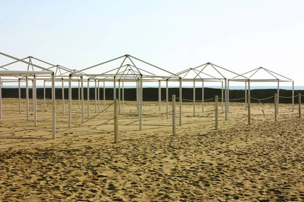 Strukturen Für Desolate Sonnenschirme Und Zelte Unbenutzter Badeanstalten Allein Ohne — Stockfoto