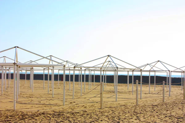 Strukturen Für Desolate Sonnenschirme Und Zelte Unbenutzter Badeanstalten Allein Ohne — Stockfoto