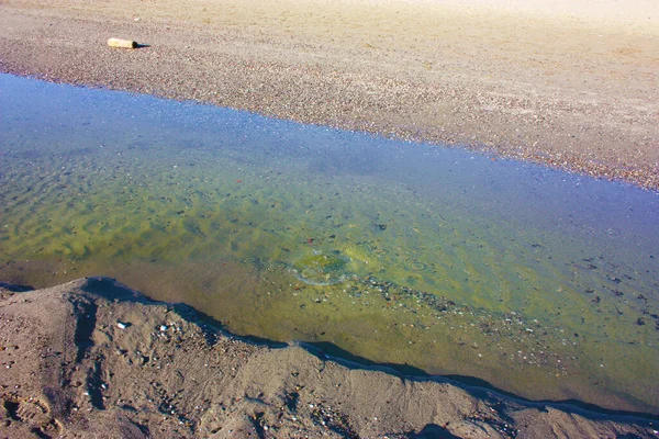Λακκούβα Νερό Στην Άμμο Δίπλα Στη Θάλασσα — Φωτογραφία Αρχείου
