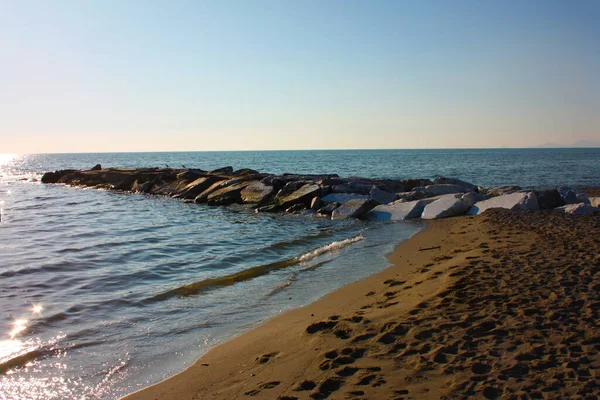 海の水の上に岩が並んでいます — ストック写真