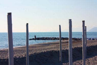 Versilia 'daki karantina sırasında kumlu sahilde tahta kazıklar dizilmişti.
