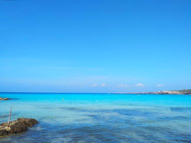 İspanya 'nın Formentera Adası' ndaki Cala Saona 'da yaz balaylarında kullanmak için kumlu sahil.