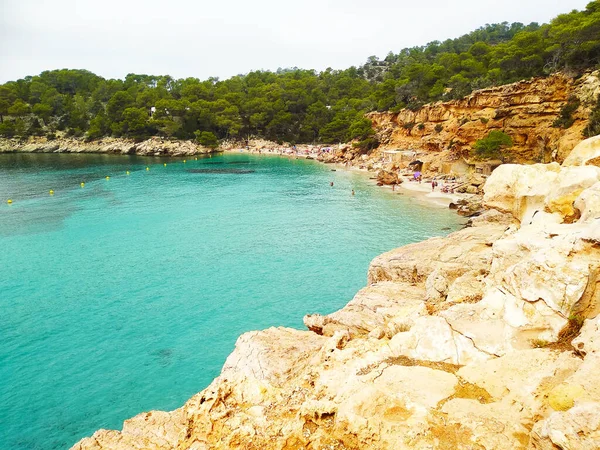 Bellissima Spiaggia Estiva Soleggiata Paesaggio Cala Saladeta Nell Isola Ibiza — Foto Stock