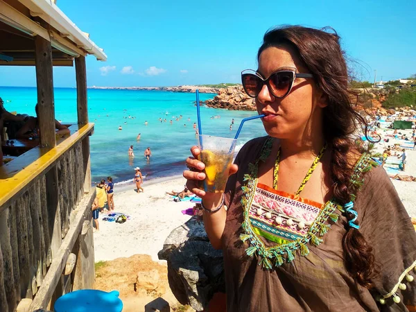 Молодая Женщина Пьет Прохладительный Напиток Теплом Море Cala Saona Formentera — стоковое фото