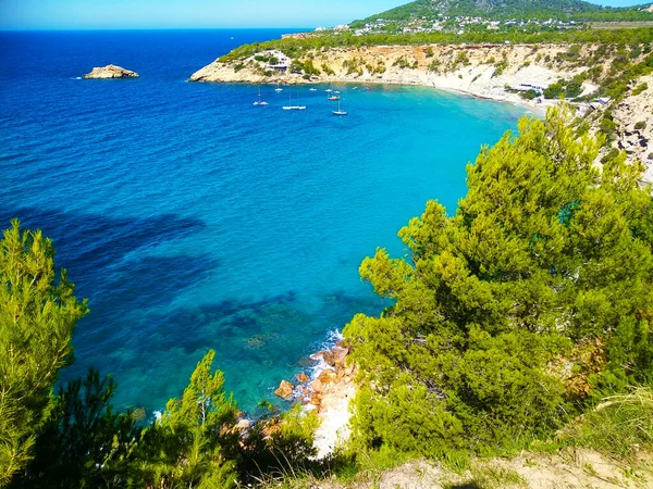 Calia d 'Hort' tan İspanya 'da güzel bir ibiza plajının manzarası.