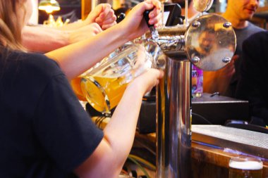 İngiltere 'deki barda parti yapan insanların kaosunun ortasında biraya dokunmak çok zor.