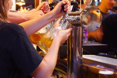 İngiltere 'deki barda parti yapan insanların kaosunun ortasında biraya dokunmak çok zor.