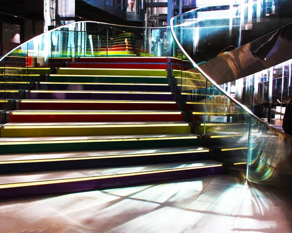 在伦敦 用五彩缤纷的阶梯爬上充满生气的塑料楼梯 — 图库照片