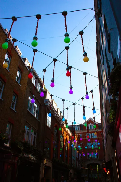 Londyńskie Dekoracje Świąteczne Angielskich Ulicach Boże Narodzenie Kolorowymi Kulkami Powietrzu — Zdjęcie stockowe