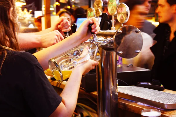 Doorn Bier Tappen Temidden Van Chaos Van Mensen Die Feesten — Stockfoto