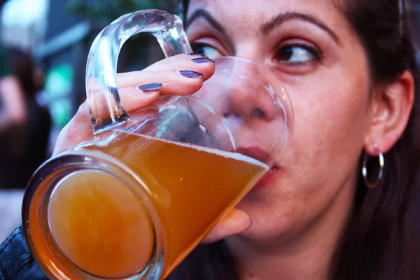 Mulher Morena Bebe Uma Bela Caneca Fresca Cerveja Loira Uma — Fotografia de Stock