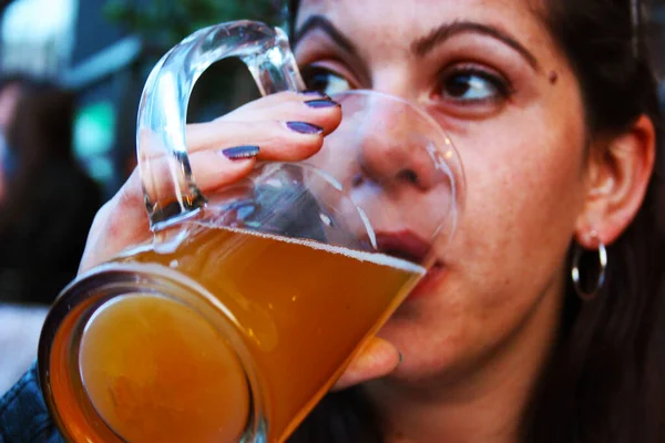 Morena Mujer Bebe Una Agradable Pinta Fresca Cerveza Rubia Una — Foto de Stock