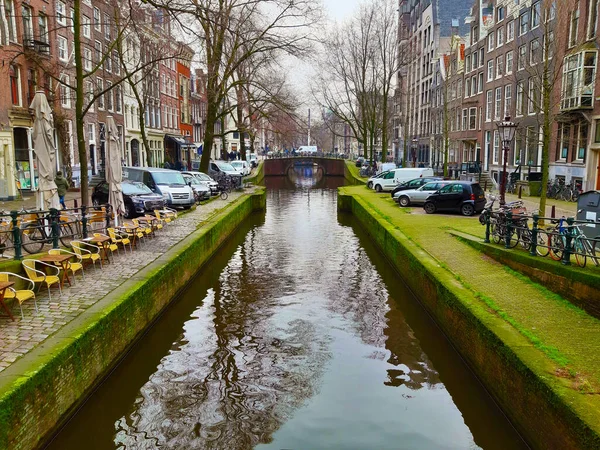 Симметрия Очарование Каналов Amsterdam Среди Ежедневных Голландских Улиц Низинах — стоковое фото