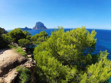 Es Vedra 'nın doğal deniz manzarası Balear Adaları' ndaki Cala d 'Hort' tan İbiza denizinde.