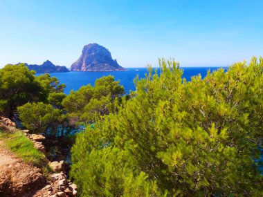 Es Vedra 'nın doğal deniz manzarası Balear Adaları' ndaki Cala d 'Hort' tan İbiza denizinde.